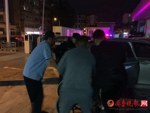 民警掛車門(mén)，這背后的故事你知道嗎？