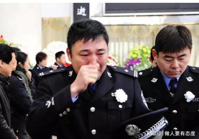 民警被刺4刀犧牲前畫面看得心痛