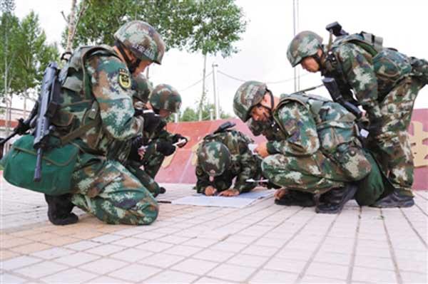 西藏13歲姑娘叮囑武警姐姐休息，溫暖在雪山之巔