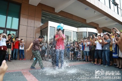 雷軍體驗(yàn)潑水成冰，科技與自然的奇妙交融