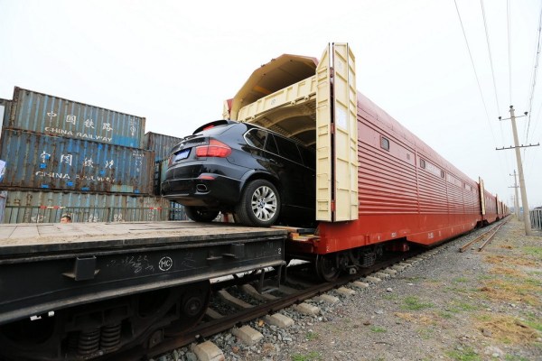 男子開貨車?yán)疖囓噹择{游，刺激又瘋狂的冒險(xiǎn)之旅