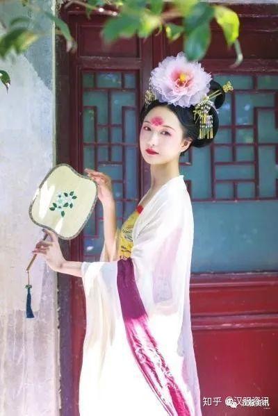 陳麗君的寶玉妝造自帶英氣，優(yōu)雅與力量的完美結(jié)合