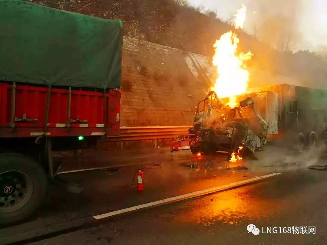 山西兩貨車追尾爆出一團(tuán)火球，背后的故事更值得深思