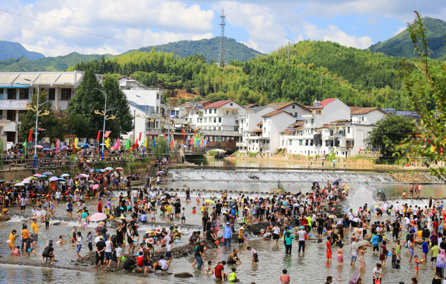 把全村帶去旅游！夢想成真的一天