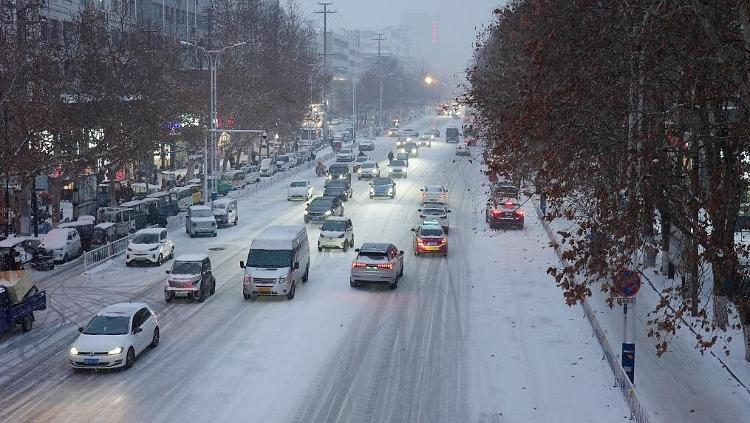 79個(gè)路段因降雪封閉，交通癱瘓讓人無奈