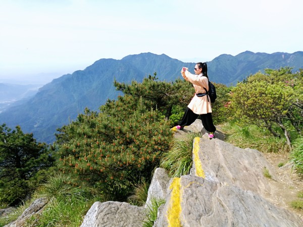 江西廬山嶙峋獨(dú)峰頂驚現(xiàn)人影，探秘神秘背后的故事