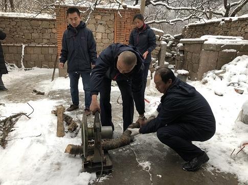 暴雪封路，堅韌女孩車站候歸的真實故事