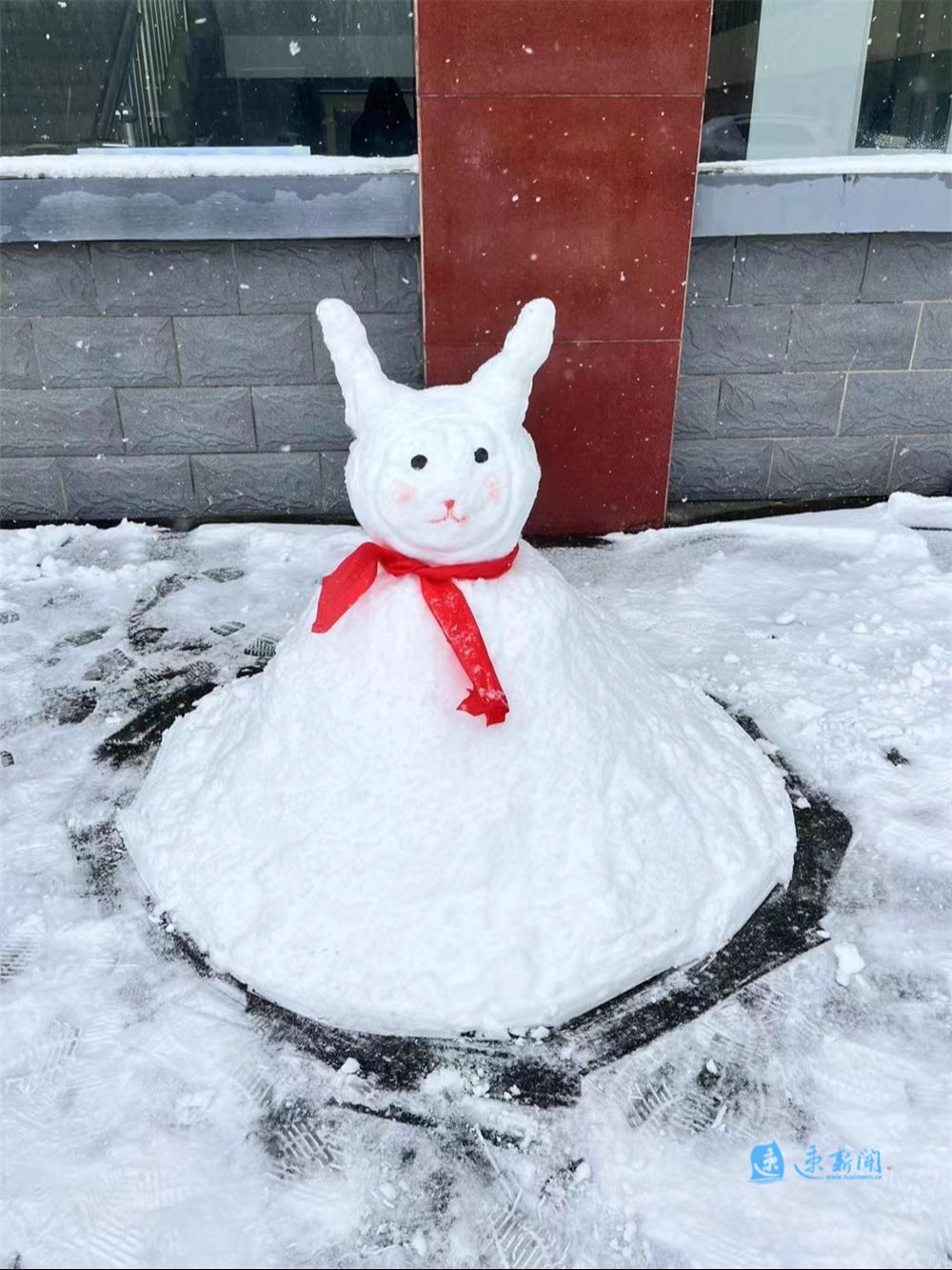 河南多景區(qū)雪人開道掃雪，帶你領(lǐng)略冬季的別樣風采