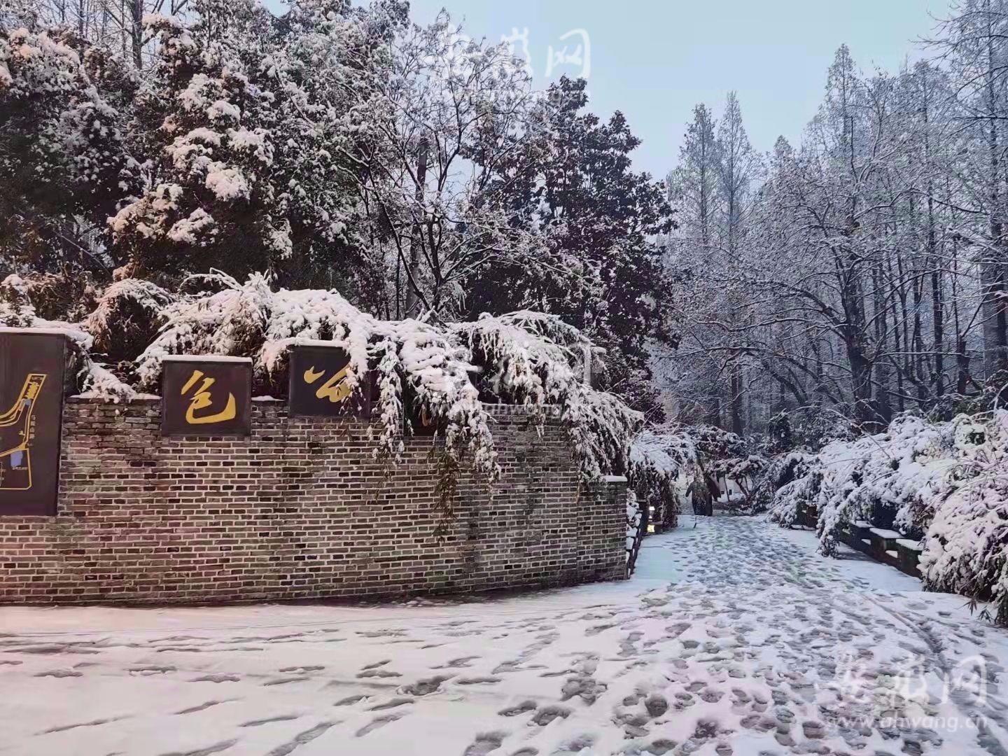 春運(yùn)高峰遇暴雪，有人被堵高速，喜憂參半的歸家路