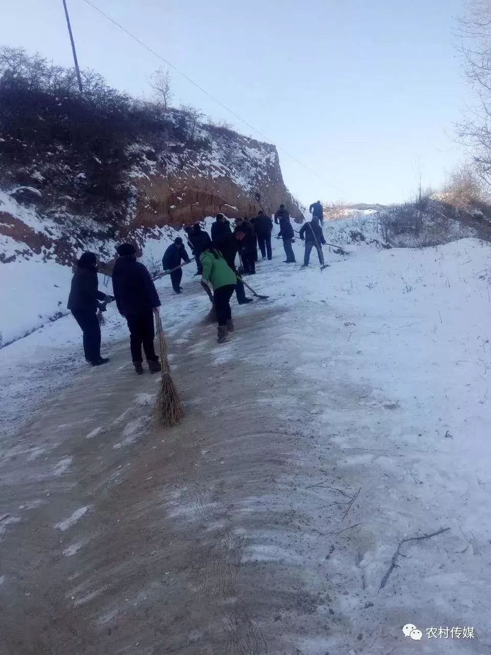 寒冬里的小村莊，村民門口積雪半米深的故事