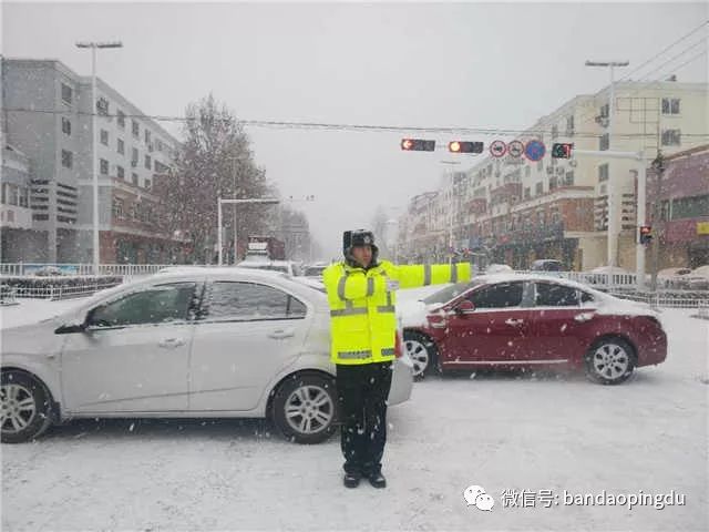 大雪阻路 多地警車壓速帶道霸氣護(hù)航