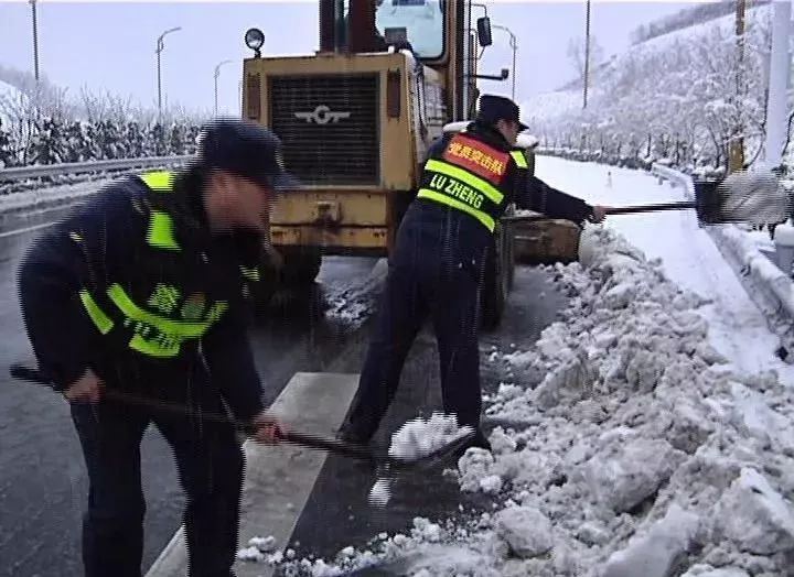 返鄉(xiāng)者因暴雪被困高速20小時，這場風(fēng)雪讓我們看到了人間溫情