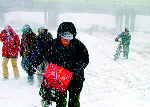 遼寧出現(xiàn)近60年一月最強降雪，城市生活雪不勝寒