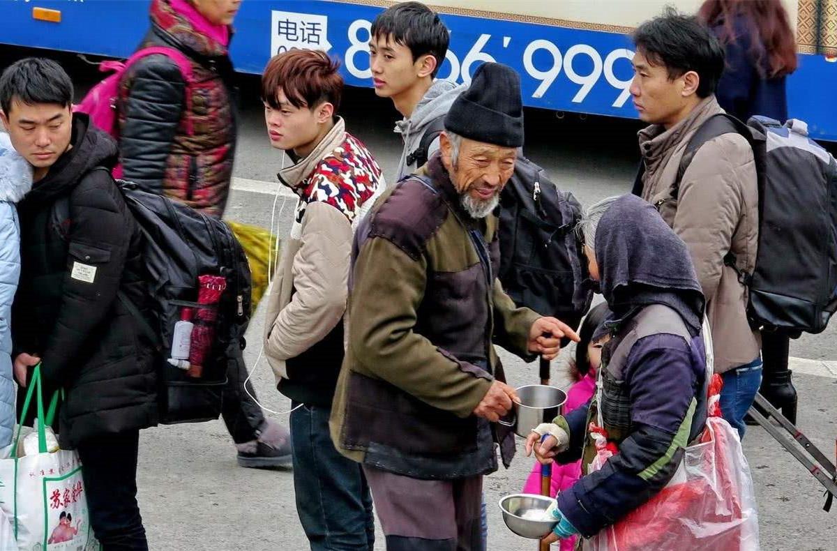 過年親戚聚會(huì)，話題能有多廣