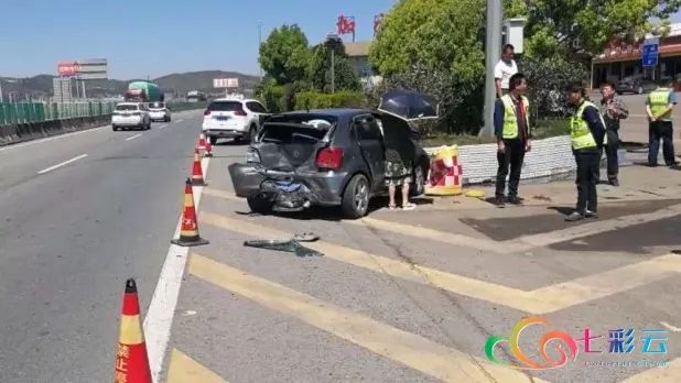 小車實(shí)線變道，大巴車避讓不及釀事故