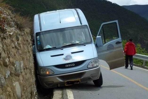 高速行駛中的驚魂時刻，男子遭遇剎車失靈的驚險經(jīng)歷