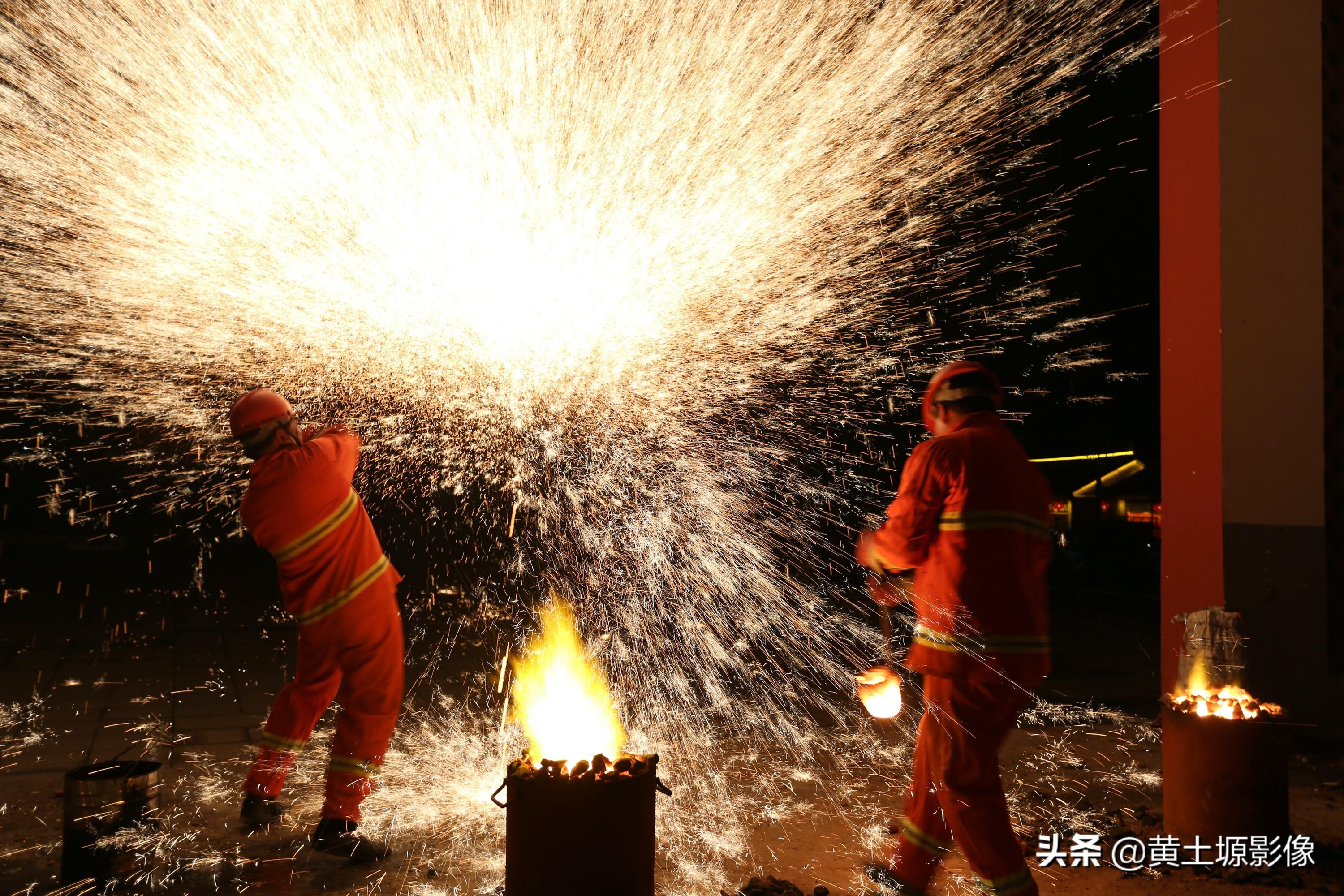 過(guò)年看百度獨(dú)家非遺打鐵花