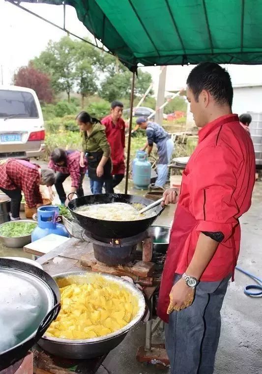 返工人把高鐵吃成流水席了