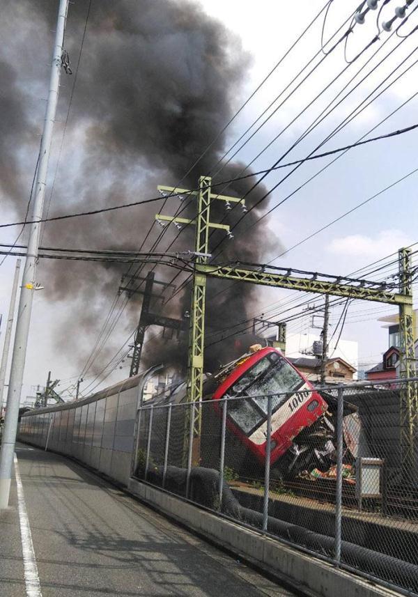 載80人客機(jī)著陸翻覆事件震驚澳門，濃煙滾滾之下的人性救援與航空安全反思