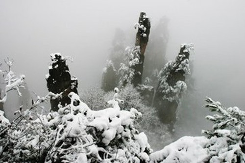 女子不懼嚴(yán)寒，大雪天勇攀張家界神秘天梯，挑戰(zhàn)極限之旅！