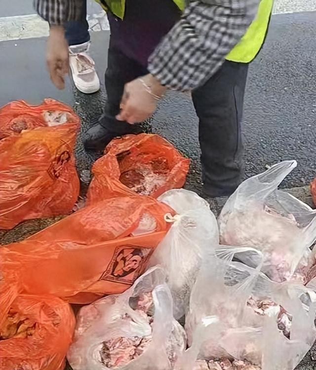 豬肉配送驚現(xiàn)惡劣行為，豬肉被隨意扔地上，食品安全誰來負(fù)責(zé)？