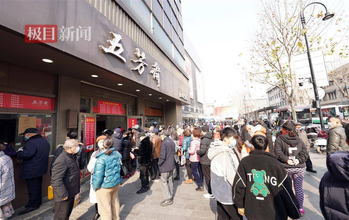 女子主干道停車排隊買燒麥背后的故事，香港的獨特風情與公眾秩序的挑戰(zhàn)