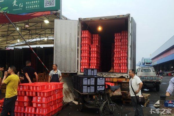 憤怒！女司機(jī)進(jìn)村送貨遭遇巨額過路費(fèi)勒索，竟達(dá)五千元！真相究竟如何？