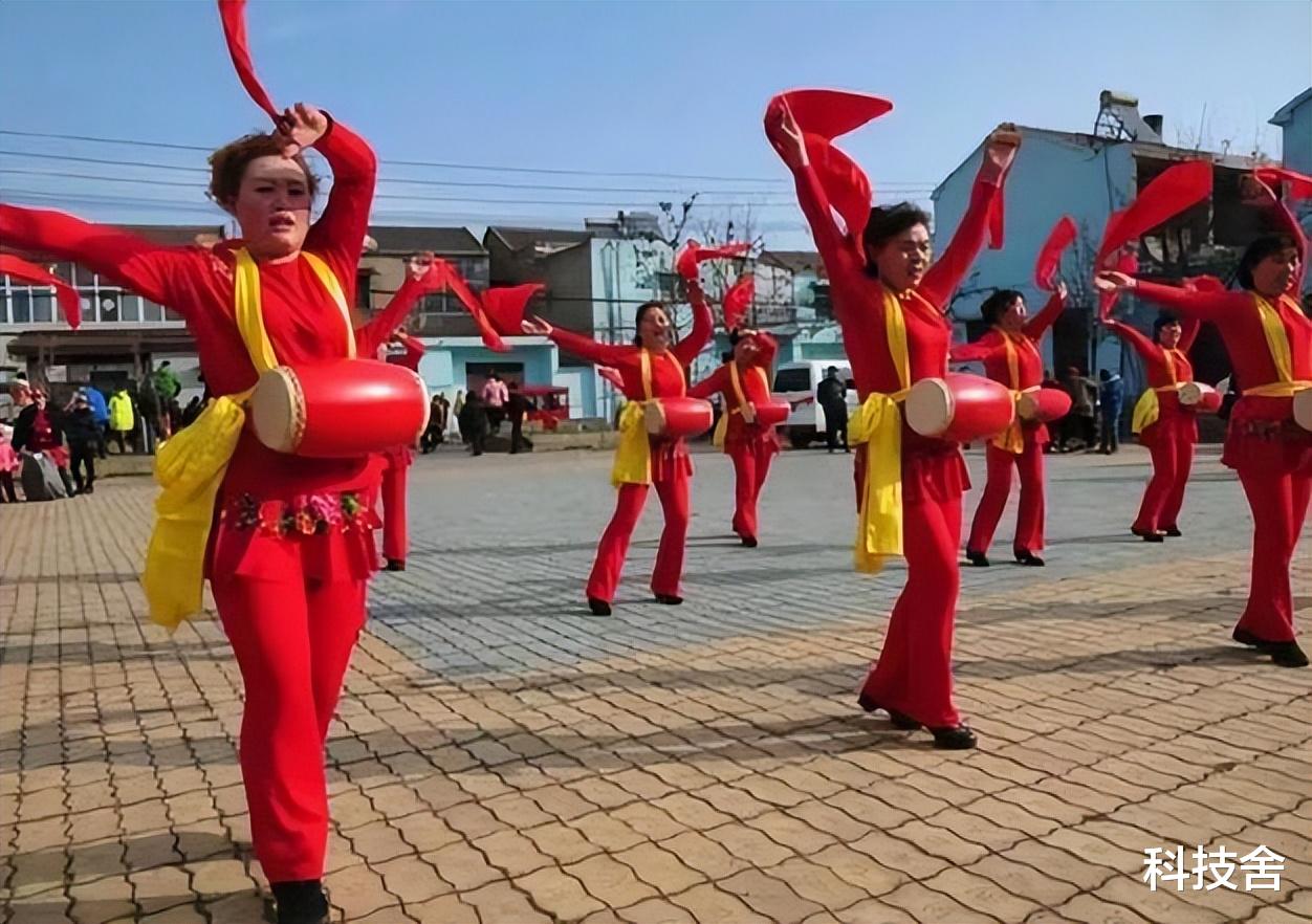 震驚！52歲女子跳斷頭舞走紅，背后的故事令人驚嘆！