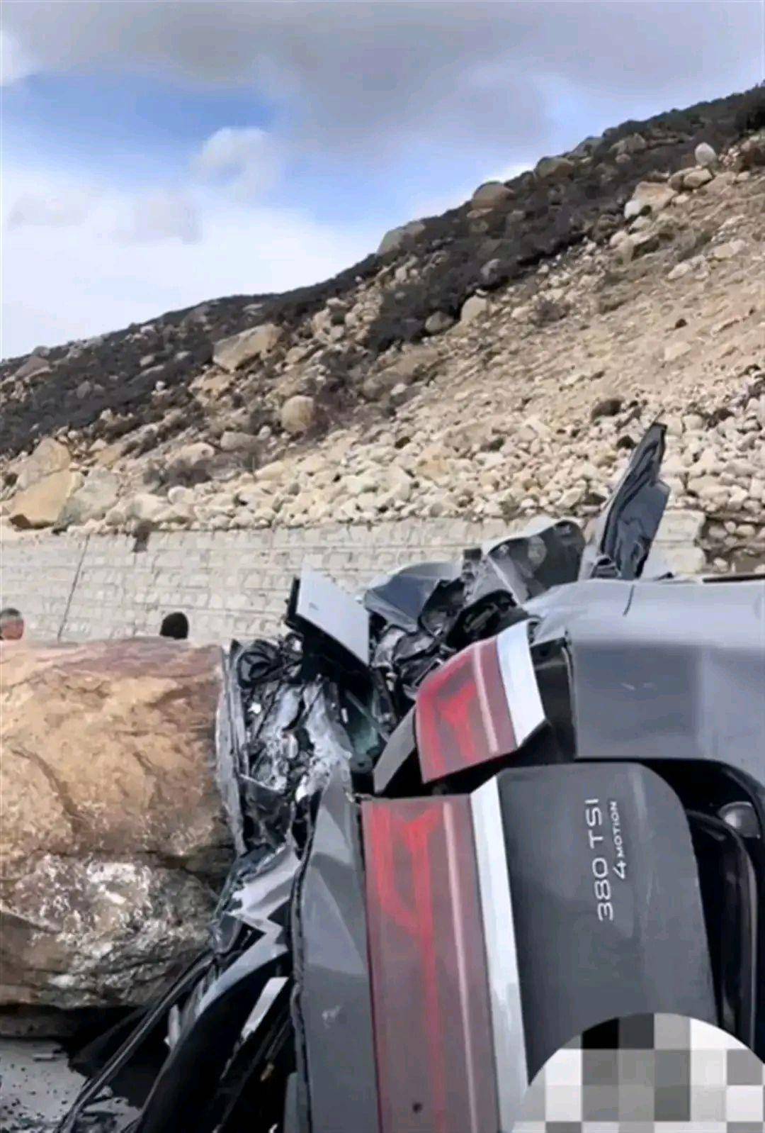 男子川藏線自駕驚險瞬間，川藏線自駕遭遇失控危機，生死一線牽！