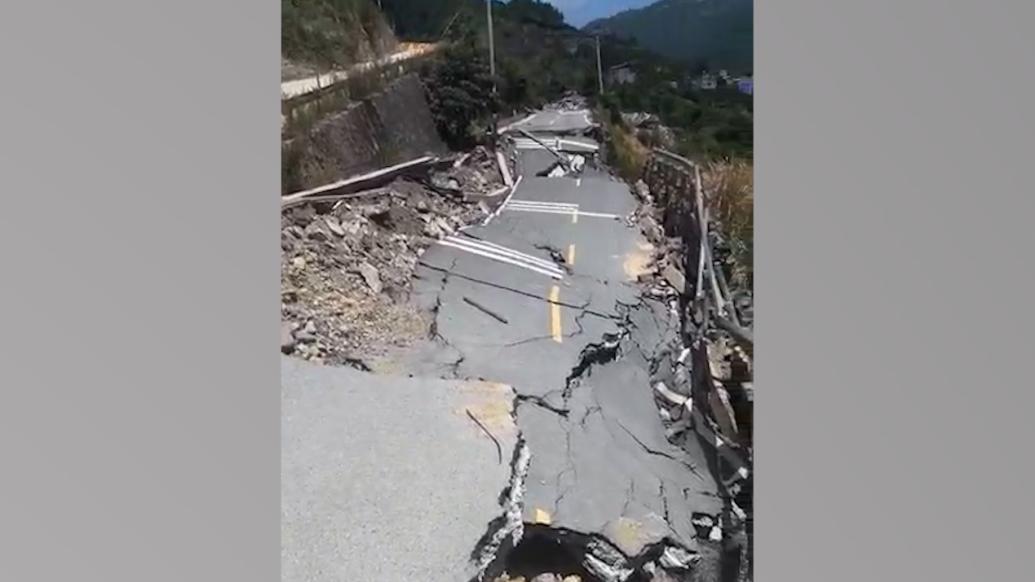 湖北村莊驚現(xiàn)道路塌陷！當(dāng)?shù)匮杆夙憫?yīng)，背后真相究竟如何？