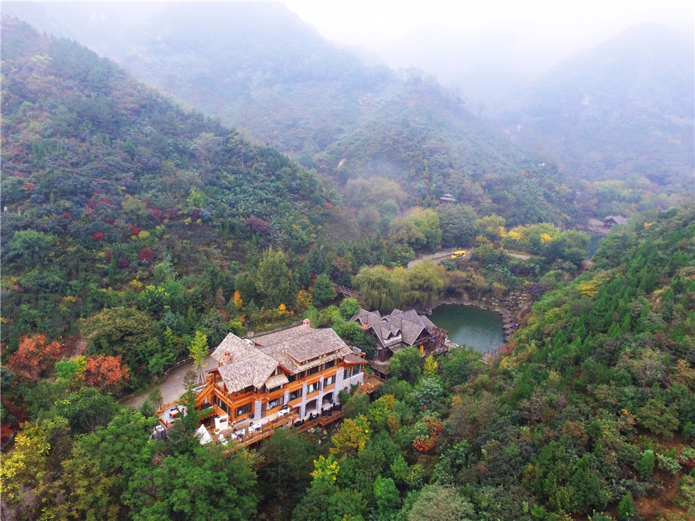 俯瞰銀裝素裹濟(jì)南九如山，壯麗冬景引矚目