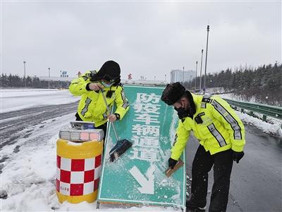 救護(hù)車暴雪天緊急停車，少年英雄雪夜挺身而出推車奇跡！