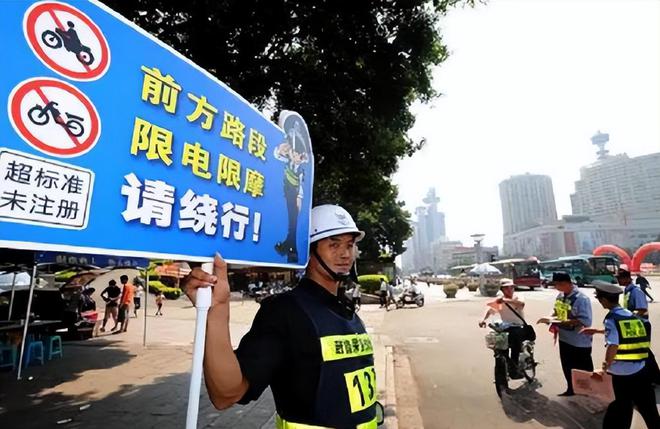 人大代表呼吁，嚴禁電動車在人行道馳騁，安全之路何去何從？