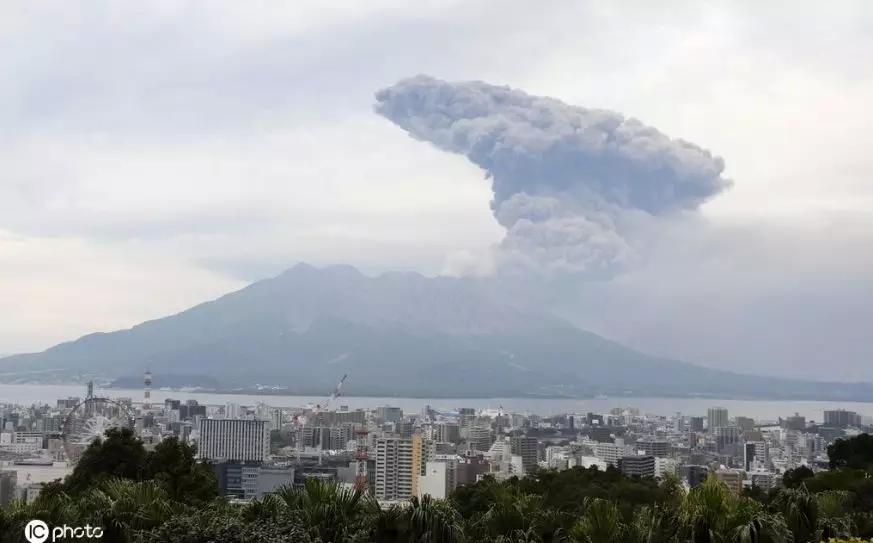 美國(guó)火山噴發(fā)震撼來(lái)襲，高達(dá)60米的巖漿烈焰，究竟暗藏怎樣的危機(jī)？