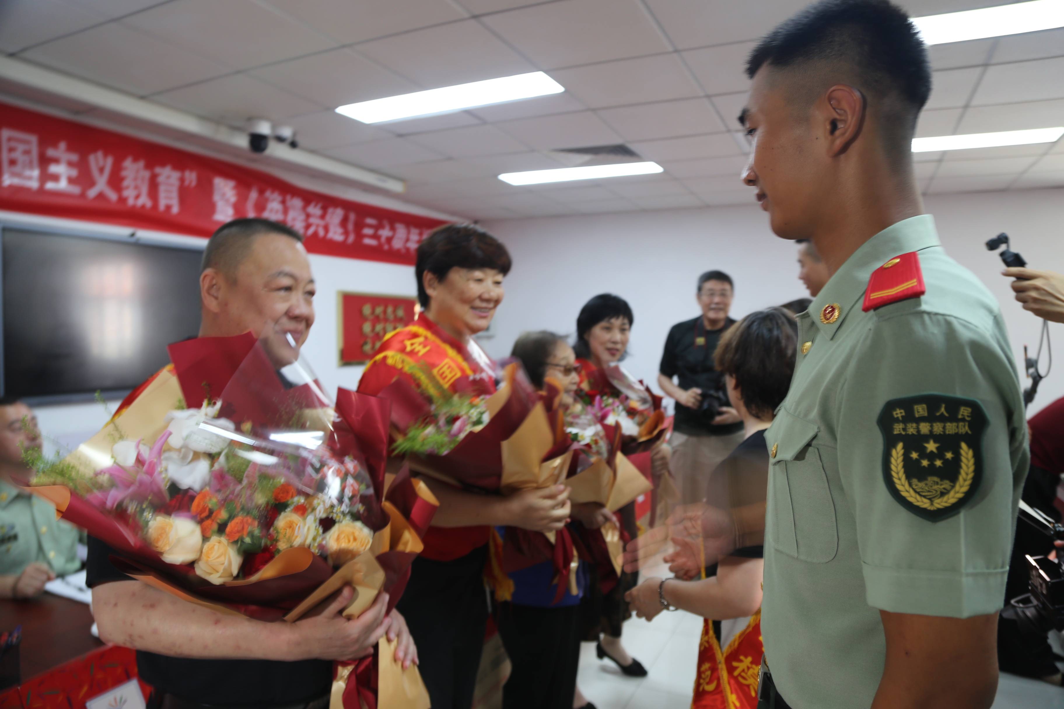 退役士兵重返小學(xué)校園，軍裝與鮮花背后的深情赴約