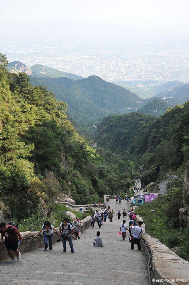 泰山腳下的奇跡，26歲小伙陪爬一年賺逾三十萬(wàn)，他的故事令人振奮！