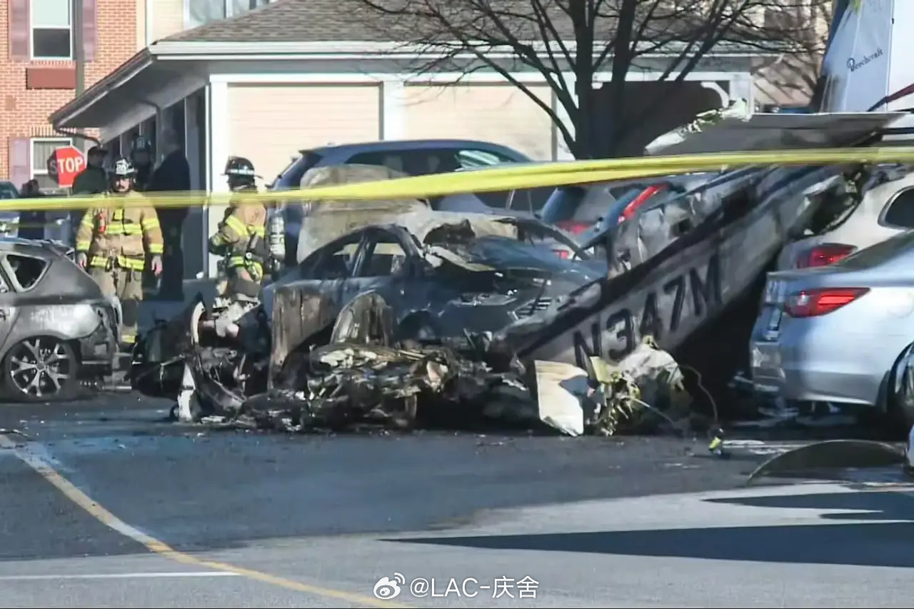 美國一飛機墜毀停車場多車起火