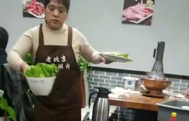 吃火鍋涮鄰桌剩菜