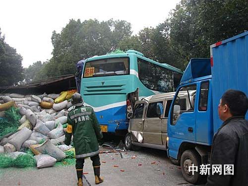 慘烈車禍！貨車側(cè)翻壓扁白色轎車，多人受傷真相揭秘！娛樂生活視角深度剖析