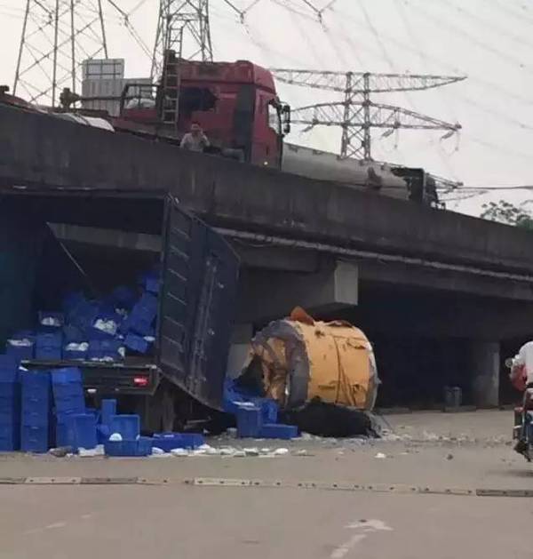 關于大貨車遭巨型風電機葉片貫穿車廂的深度探討——香港視角