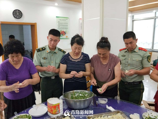 母親包餃子送兒入伍