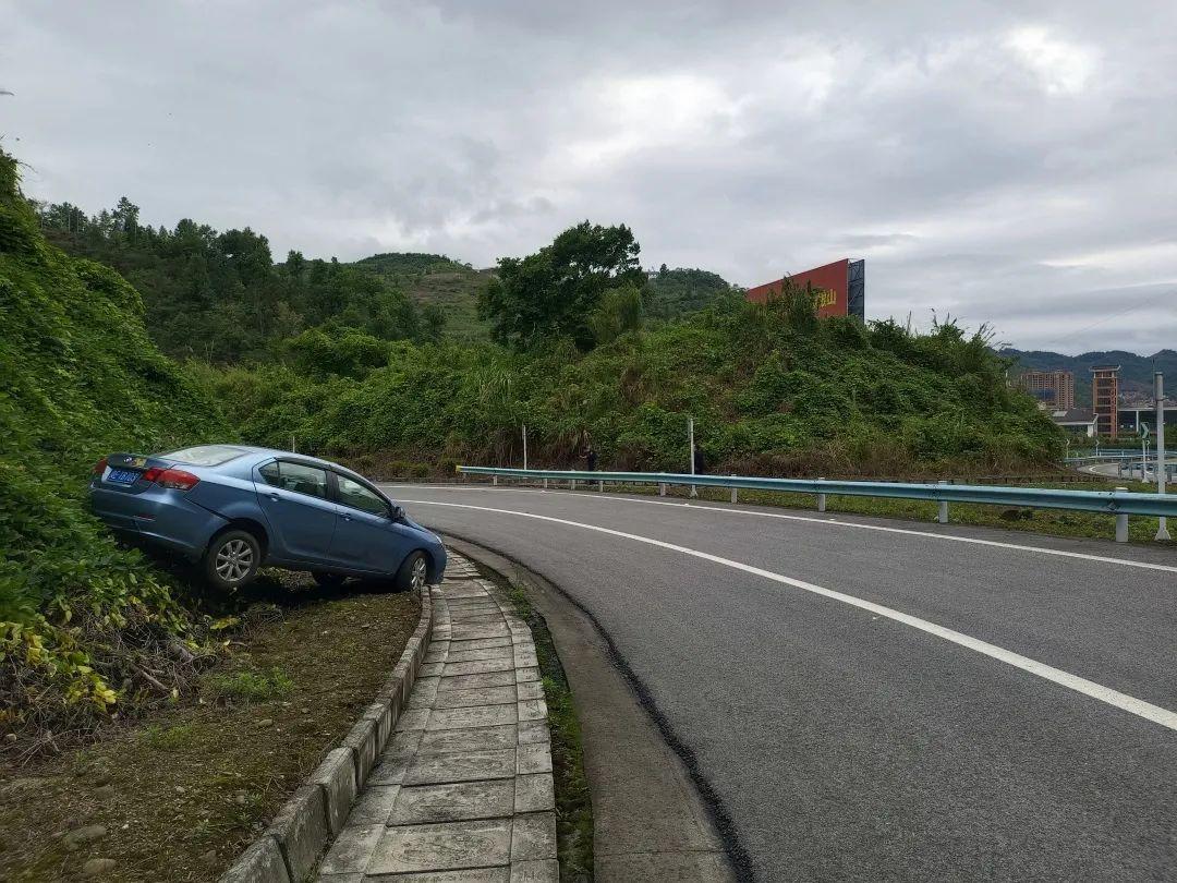 小伙騎車撞上綠化帶竟飛入居民家中？最新事件揭秘！