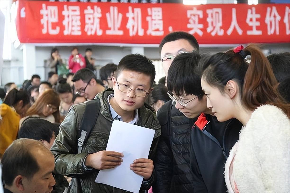 大學(xué)生求職遭遇驚天陷阱，月薪八千工作背后竟隱藏兩萬余元債務(wù)危機(jī)？！揭秘背后的真相與法規(guī)！